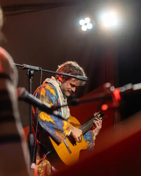 @gustavitoamaral foi enchendo o palco pouco a pouco, começando a colorir com suas melodias, foi juntando seus Manos @nan