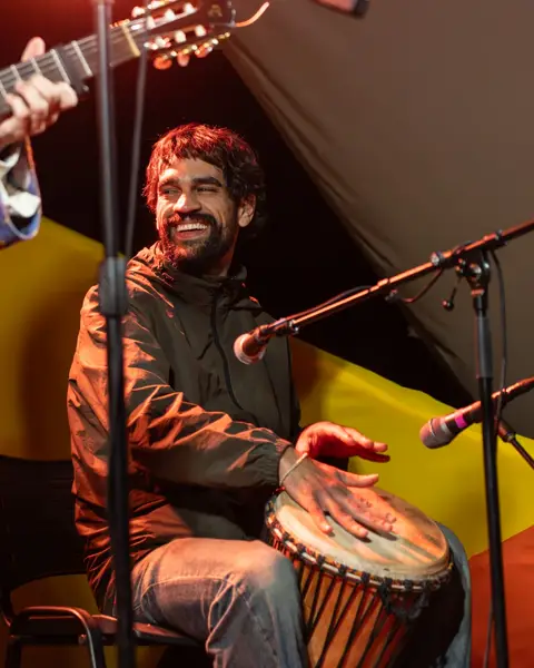 @gustavitoamaral foi enchendo o palco pouco a pouco, começando a colorir com suas melodias, foi juntando seus Manos @nan