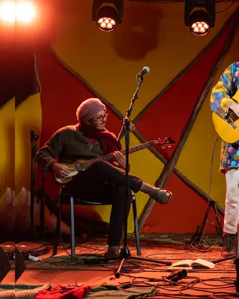 @gustavitoamaral foi enchendo o palco pouco a pouco, começando a colorir com suas melodias, foi juntando seus Manos @nan