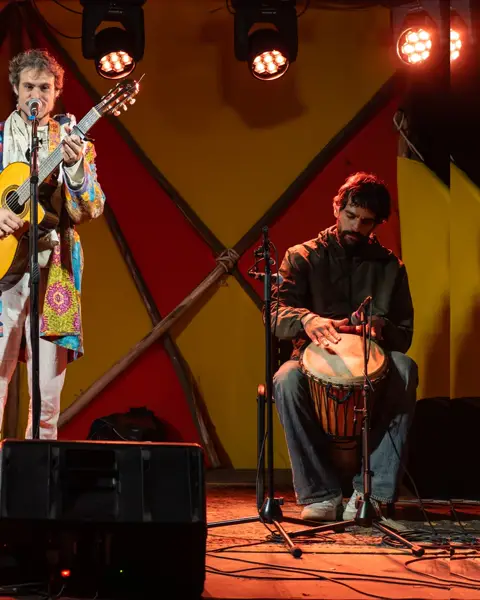 @gustavitoamaral foi enchendo o palco pouco a pouco, começando a colorir com suas melodias, foi juntando seus Manos @nan