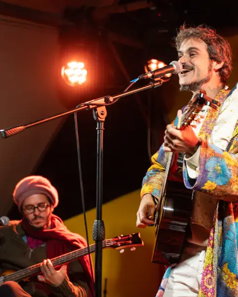 @gustavitoamaral foi enchendo o palco pouco a pouco, começando a colorir com suas melodias, foi juntando seus Manos @nan