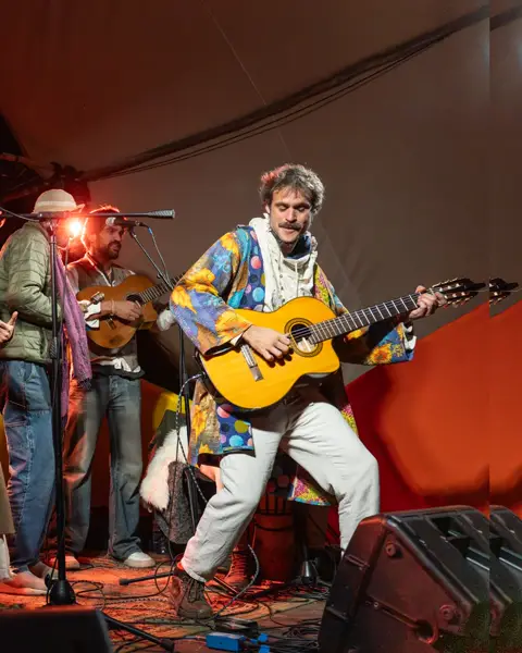 @gustavitoamaral foi enchendo o palco pouco a pouco, começando a colorir com suas melodias, foi juntando seus Manos @nan