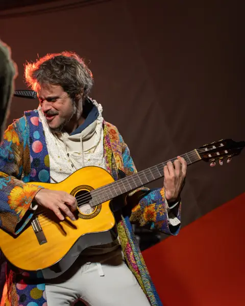 @gustavitoamaral foi enchendo o palco pouco a pouco, começando a colorir com suas melodias, foi juntando seus Manos @nan