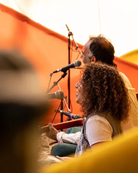@rita_heartist e @neooneeon trouxeram nos o ritmo sereno de presença ternurenta. Numa tarde de grande satisfação pelo ta