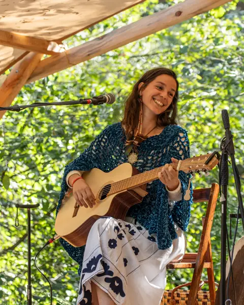 O concerto da Sofia Benvinda (@__benvinda__ ) foi acompanhado pelo Cacau, que nos ajudou a abrir e nutrir o coração no ú