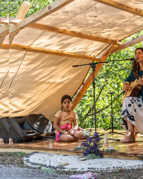 O concerto da Sofia Benvinda (@__benvinda__ ) foi acompanhado pelo Cacau, que nos ajudou a abrir e nutrir o coração no ú