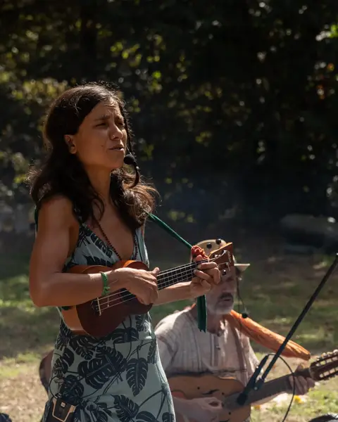 No círculo de música com Canta Maxia, cantámos numa só voz, recordando-nos que somos parte da mesma canção. 🎶