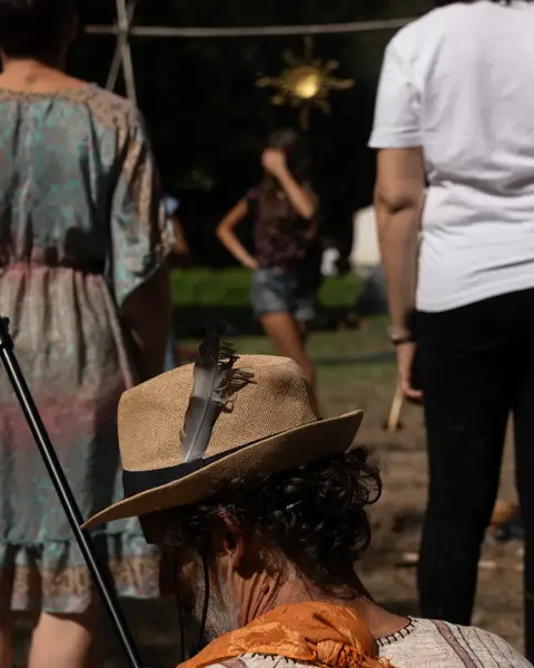 No círculo de música com Canta Maxia, cantámos numa só voz, recordando-nos que somos parte da mesma canção. 🎶