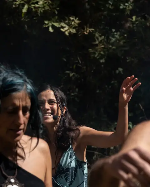 No círculo de música com Canta Maxia, cantámos numa só voz, recordando-nos que somos parte da mesma canção. 🎶