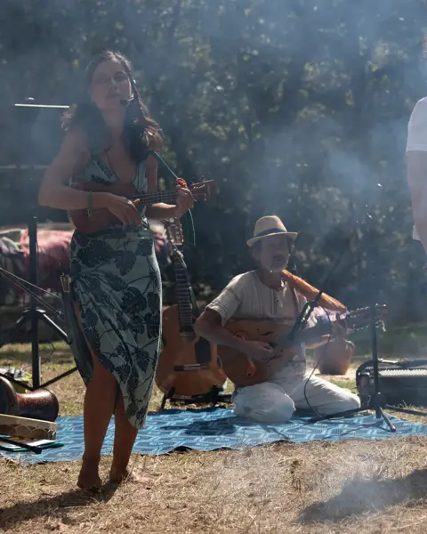 No círculo de música com Canta Maxia, cantámos numa só voz, recordando-nos que somos parte da mesma canção. 🎶