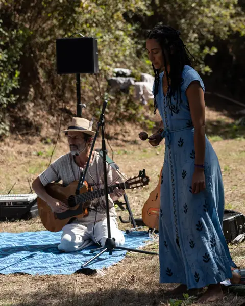 No círculo de música com Canta Maxia, cantámos numa só voz, recordando-nos que somos parte da mesma canção. 🎶