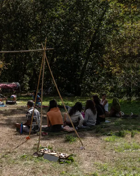 No círculo de música com Canta Maxia, cantámos numa só voz, recordando-nos que somos parte da mesma canção. 🎶
