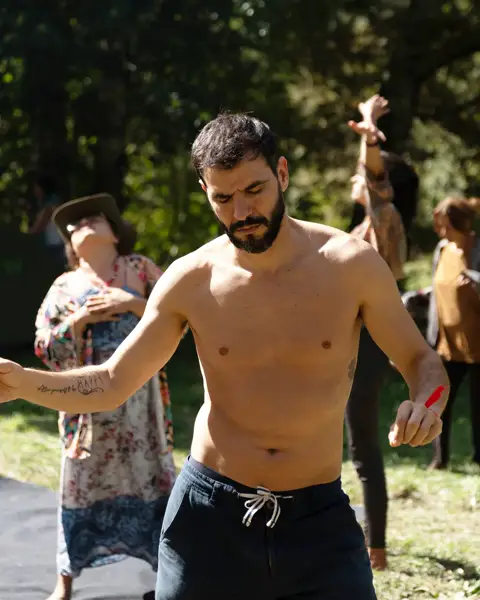 A meditação Osho, conduzida pelo Delfim, foi um mergulho profundo em nós mesmos, onde cada gesto nos trouxe presença e c