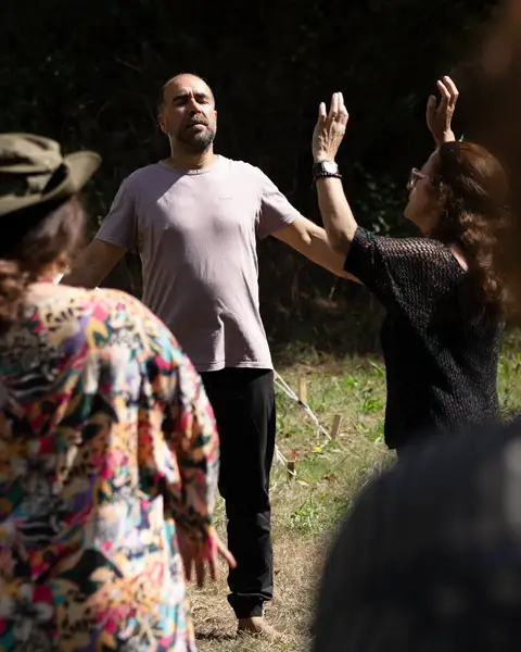 A meditação Osho, conduzida pelo Delfim, foi um mergulho profundo em nós mesmos, onde cada gesto nos trouxe presença e c