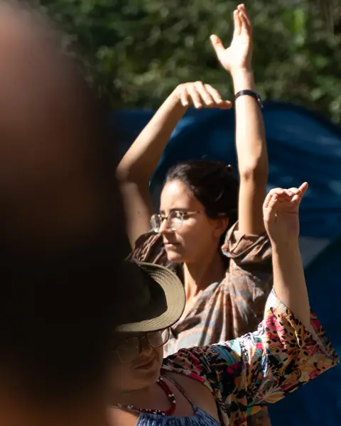A meditação Osho, conduzida pelo Delfim, foi um mergulho profundo em nós mesmos, onde cada gesto nos trouxe presença e c