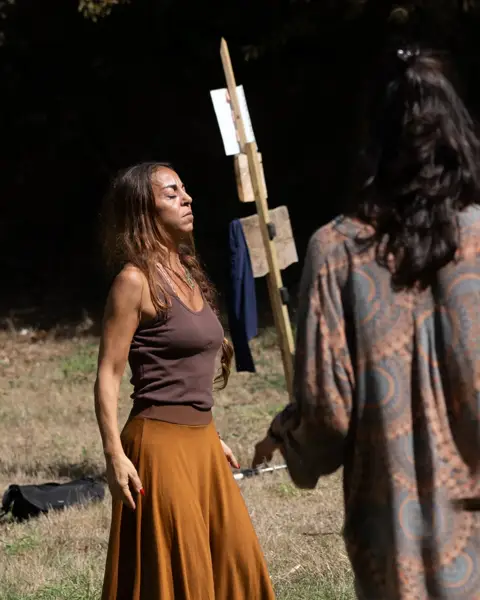 A meditação Osho, conduzida pelo Delfim, foi um mergulho profundo em nós mesmos, onde cada gesto nos trouxe presença e c