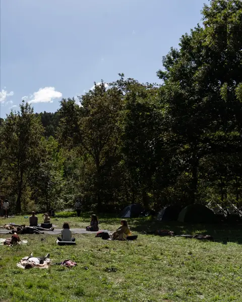 A meditação Osho, conduzida pelo Delfim, foi um mergulho profundo em nós mesmos, onde cada gesto nos trouxe presença e c