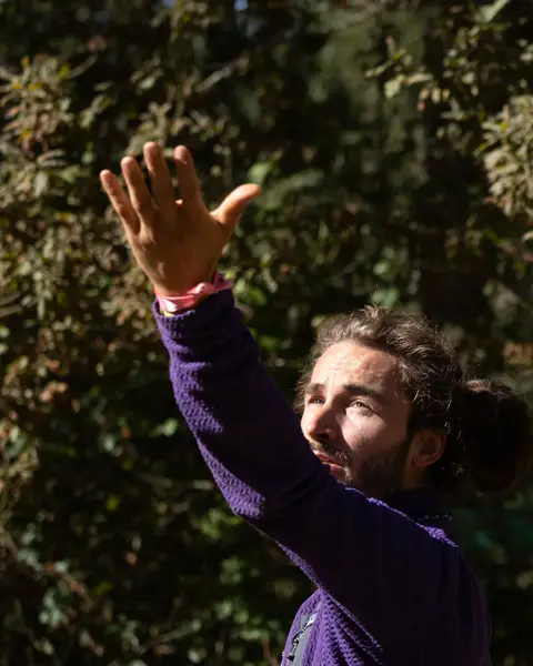 Nesta prática ao ar livre, guiada pelo Jerome, sentimos a energia vital fluir através do corpo.