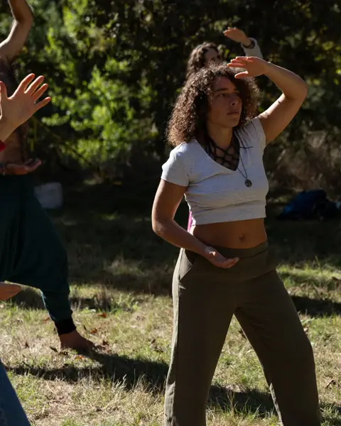 Nesta prática ao ar livre, guiada pelo Jerome, sentimos a energia vital fluir através do corpo.