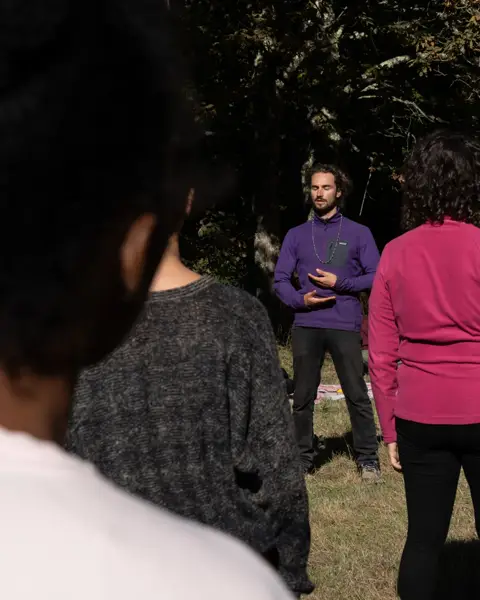 Nesta prática ao ar livre, guiada pelo Jerome, sentimos a energia vital fluir através do corpo.