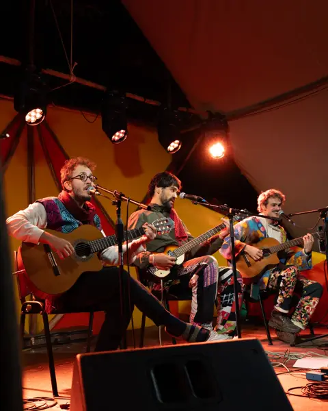 Que  concerto poderoso tivemos no Encanto com o Destino do Clã — Nanan, Gustavito e Luizga.