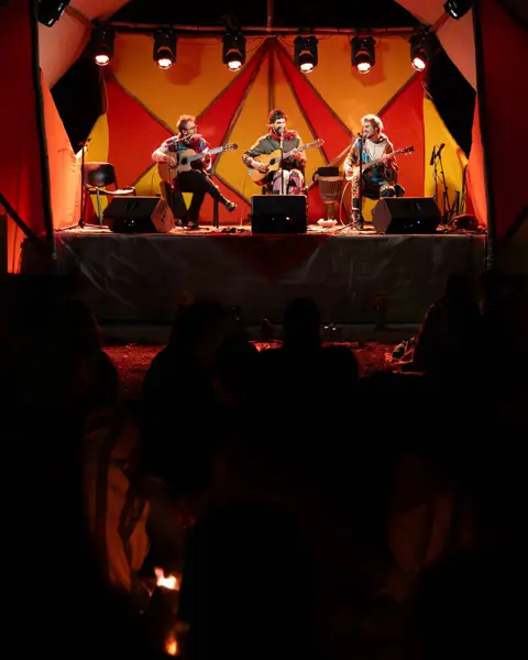 Que  concerto poderoso tivemos no Encanto com o Destino do Clã — Nanan, Gustavito e Luizga.
