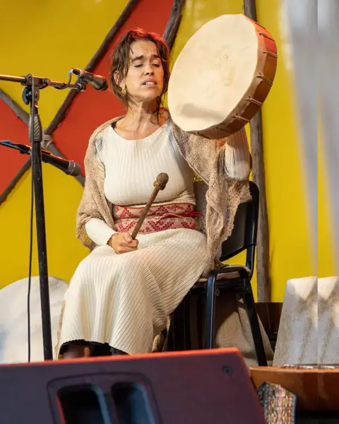 Tivemos a bênção de receber a Mariana Root com a sua voz tão profunda, cheia de alma e emoção.