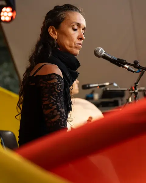 Tivemos a bênção de receber a Mariana Root com a sua voz tão profunda, cheia de alma e emoção.