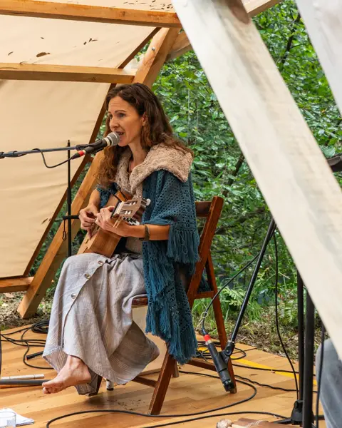 O final da manhã de sábado teve embalo da chuva e as doces melodias de nossa querida @virginie_freire, o palco do Rio fi