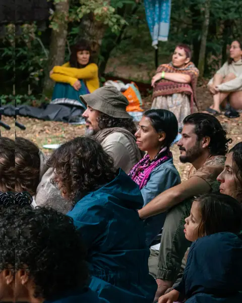 O final da manhã de sábado teve embalo da chuva e as doces melodias de nossa querida @virginie_freire, o palco do Rio fi