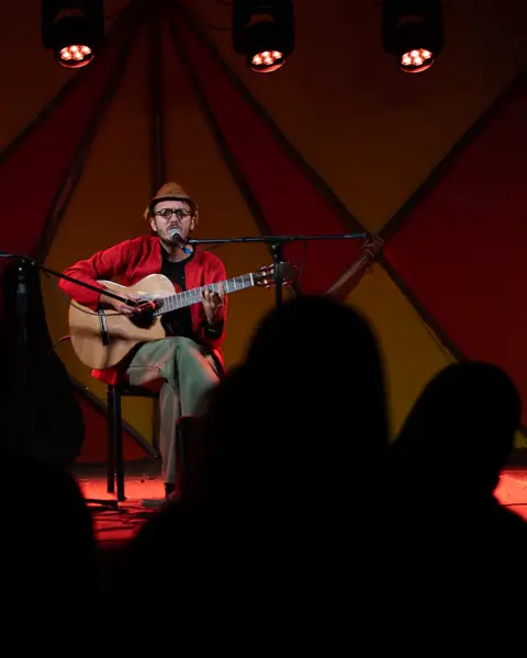 @luizga.music Foi uma bela estreia em nosso Encanto, e trouxe-nos um miminho, a estreia de uma música que aqui partilham