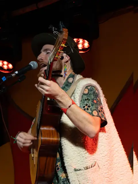@immanuelgonzalvez com seu Canto e Rezo a elevar nossas vozes, na companhia de Ali Root, após o Jantar!!! Amor Amooooor