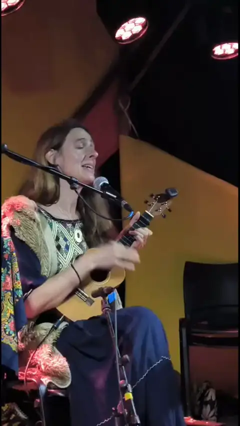 @inesripamonti trouxe nos, o canto puro da Mulher Rezadeira/Cantadeira Portuguesa. A simplicidade sempre nos leva a mais
