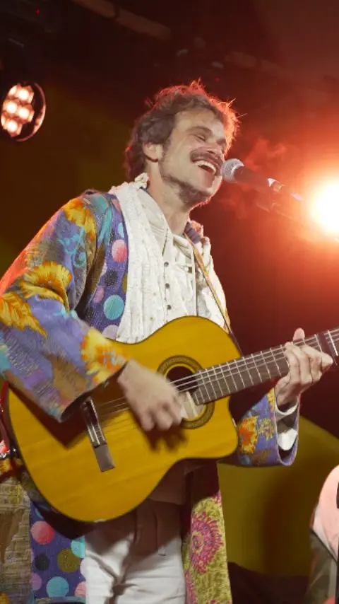 @gustavitoamaral foi enchendo o palco pouco a pouco, começando a colorir com suas melodias, foi juntando seus Manos @nan