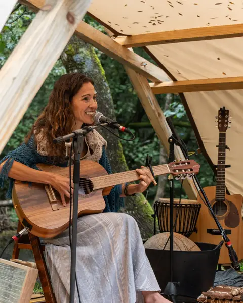 O final da manhã de sábado teve embalo da chuva e as doces melodias de nossa querida @virginie_freire, o palco do Rio fi