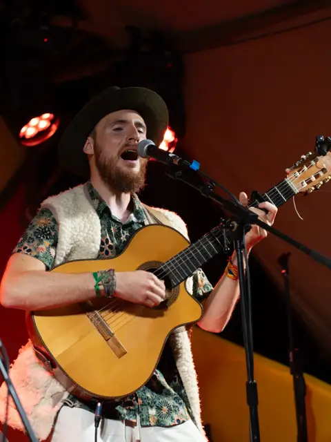 @immanuelgonzalvez com seu Canto e Rezo a elevar nossas vozes, na companhia de Ali Root, após o Jantar!!! Amor Amooooor