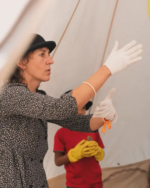 A nossa querida @mulherdassetesaias surpreendeu nossas crianças com a Palhaça mais Encantadora e divertida!!! A criança 